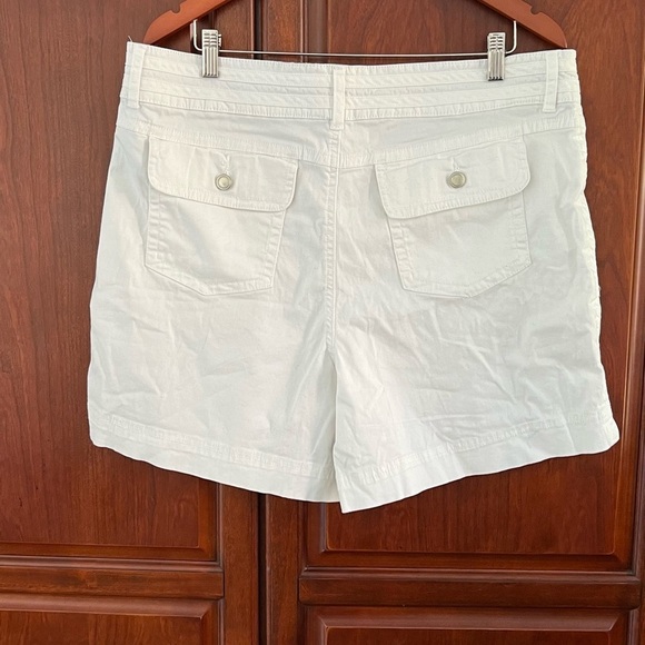 New white shorts - Picture 5 of 5